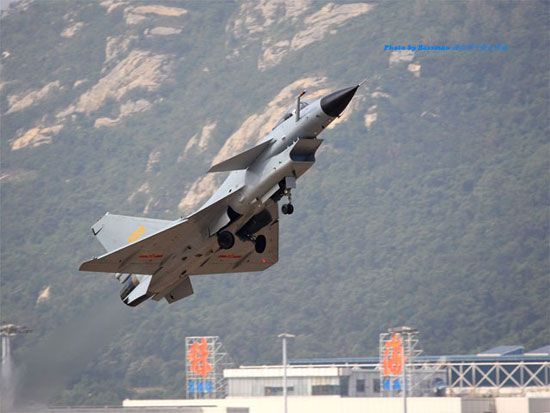 歼-10战机在珠海航展前热身训练(组图)
