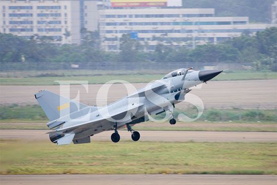 歼-10战机在珠海航展前热身训练(组图)