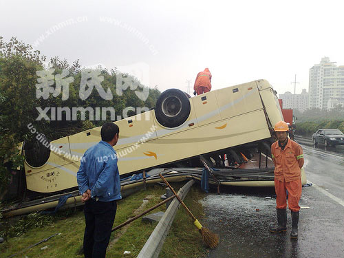 上海大客车与宝马车相撞致1死34伤(组图)