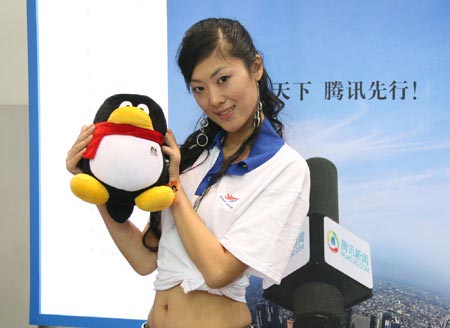 组图：珠海航展上的“航模”与QQ亲密接触