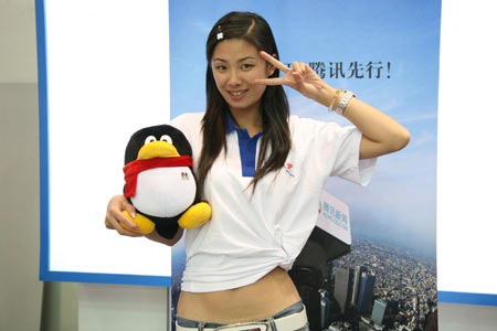 组图：珠海航展上的“航模”与QQ亲密接触