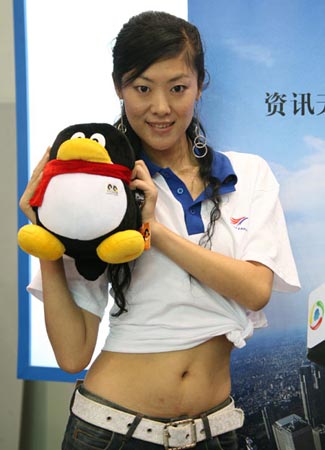 组图：珠海航展上的“航模”与QQ亲密接触