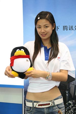 组图：珠海航展上的“航模”与QQ亲密接触