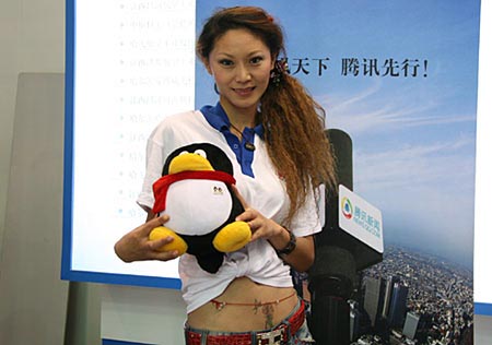 组图：珠海航展上的“航模”与QQ亲密接触