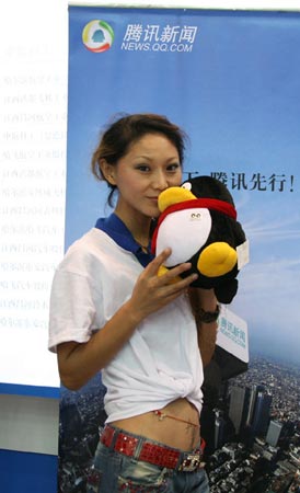 组图：珠海航展上的“航模”与QQ亲密接触