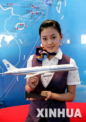 航模、空姐扮靓珠海航展 中俄美女大比拼[组图]