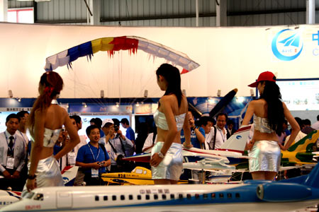 组图：珠海航站美女争相斗艳