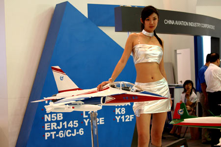 组图：珠海航站美女争相斗艳