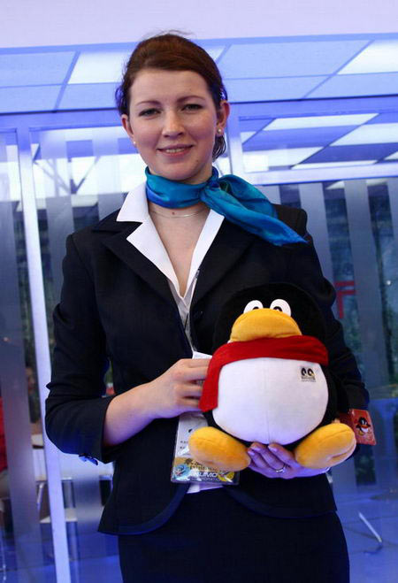 组图：珠海航展上的外国美女与QQ