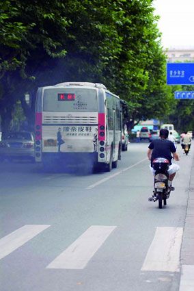 杭州七旬老人专追黑烟车 受邀进环保扫黑队