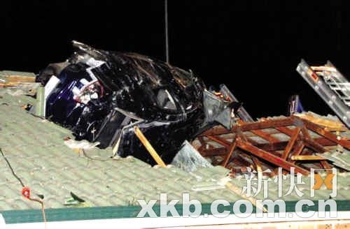 离奇车祸 汽车上屋(图)