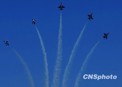 组图：庆祝空军成立60周年飞行表演举行