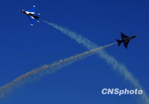 组图：庆祝空军成立60周年飞行表演举行