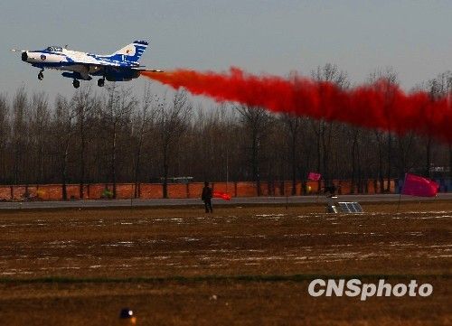 组图：庆祝空军成立60周年飞行表演举行