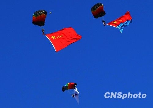 组图：庆祝空军成立60周年飞行表演举行