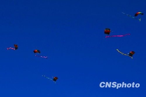 组图：庆祝空军成立60周年飞行表演举行