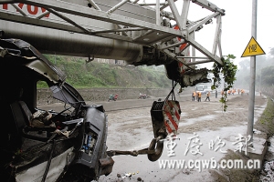 驻足看车祸货车冲来撞他下土坡