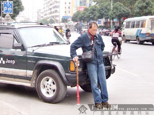 老人称被惊吓拦车5小时要车主跪地道歉(组图)