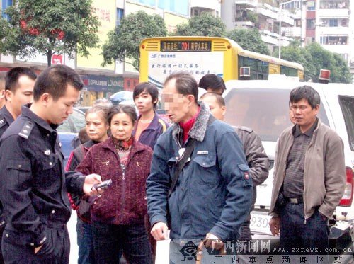 老人称被惊吓拦车5小时要车主跪地道歉(组图)