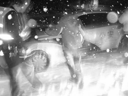 校车雪中抛锚被困高速三小时 警车逆行救17人