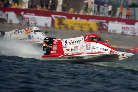 汉堡上演精彩游艇秀中国F1摩托艇队赛手助阵