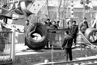 卡车熄火与列车相撞 司机危急中弃车逃生