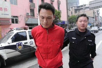 男子驾14年未年检车辆撞交警拖行700米(图)