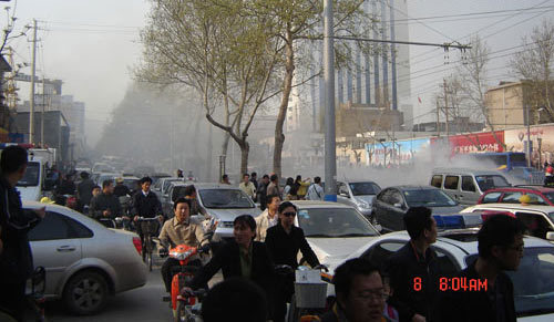 小汽车当街爆燃 消防员2分钟灭火(组图)