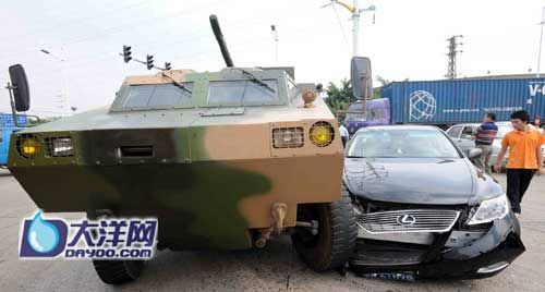 装甲车在107国道路口与价值百万轿车相撞(图)