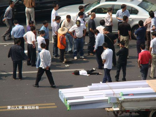 杭州一家三口骑电瓶车被宝马车撞飞(图)