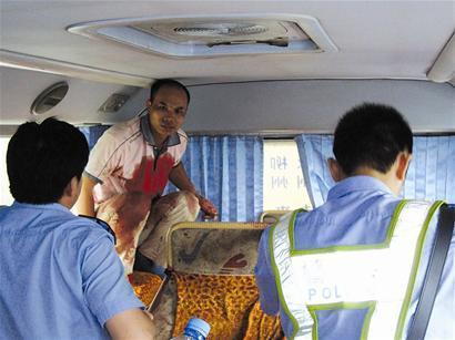 京珠高速客车乘客因纠纷杀死同路者(图)