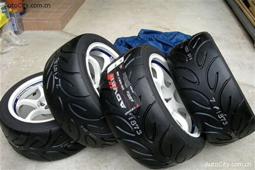 时刻注意你的脚下！高性能运动轮胎详解 汽车之家