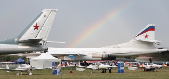 8月18日，在俄罗斯茹科夫斯基市举行的国际航空航天展展地上空出现一道彩虹。新华社记者鲁金博 摄