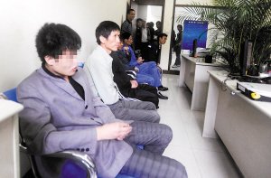 司机没照还喝酒 驾车闹市狂飙撞6车3人受伤