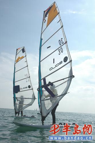 青少年帆船帆板比赛精彩激烈帆板项目首亮相