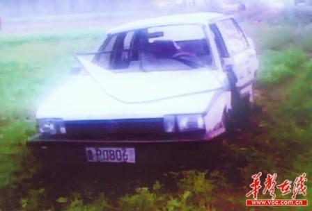 鲁p0806号警车车头、车门及挡风玻璃在车祸中被撞损。