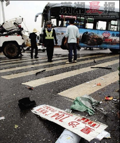     昨日，星沙漓湘路与东三路交会处。事发现场，撞落的公交车线路牌躺在马路上。