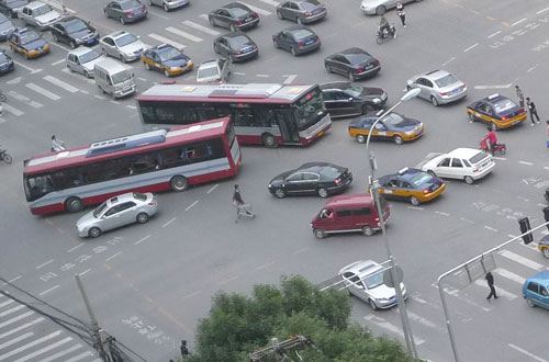 开车别怕被加塞 驾驶者守规矩很重要