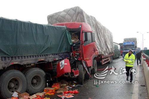 高速重大事故:12起事故50余辆车追尾 汽车之家 高速重大事故:12起事故50余辆车追尾 汽车之家