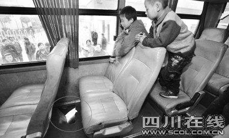 四川一7岁男孩从校车窟窿中掉落被碾死(图)