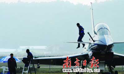 15日,一名八一飞行表演队的队员从战机的驾驶舱跳下。新华社发