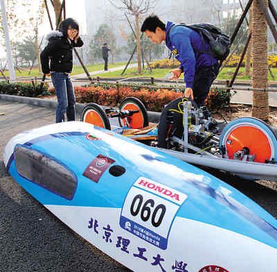 没有司机汽车自己动 智能汽车开出校园