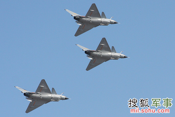 资料图:空军60周年飞行表演。图为歼-10三机编队飞行。