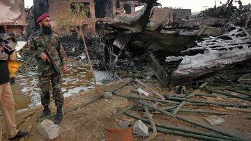 巴基斯坦伊尔76坠机前发动机起火 疑小鸟撞入