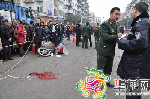 重庆长寿客运中巴侧翻16人受伤(组图)