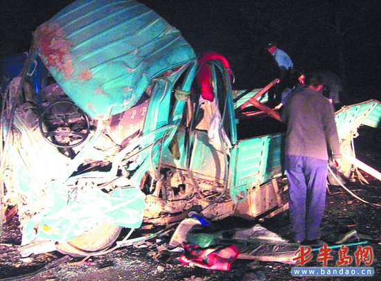 三车连撞货车被挤瘪 致1死2伤堵路6里多(图)