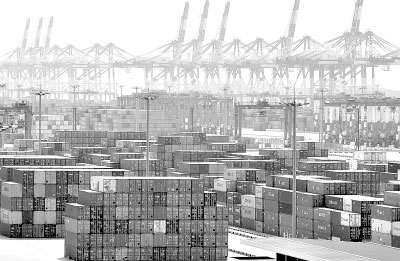 上海洋山深水港码头一景。上海市交通运输和港口管理局发布的数据显示，预计2009年上海港的货物吞吐量将完成5.8亿吨，基本与上年持平。新华社记者　陈飞　摄