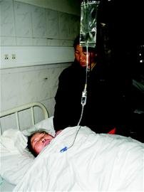 伤者称被肇事司机送医途中扔在路上(图)