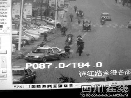 的士撞翻抢匪的摩托车（天网视频翻拍）