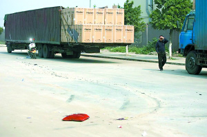 蔡长禄老人被拖出的部分血路。